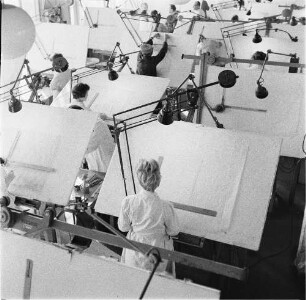 Dresden-Übigau, Overbeckstraße 48. VEB Transformatoren- und Röntgenwerk Dresden, Konstruktionsbüro. Blick in den Zeichensaal