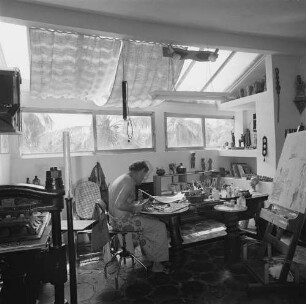 Salvador (Bahia). Der Maler und Graphiker Hansen-Bahia (1915-1978) bei der Arbeit
