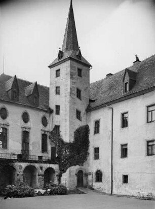Schloß Purschenstein : Schloßhof, Treppenturm zwischen Kirchenflügel und Wohngebäude