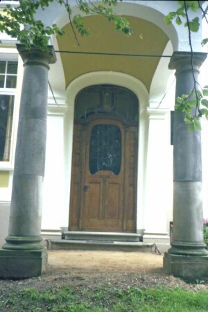 Gut Treuholz: Herrenhaus: Teilansicht: Eingangstür im Jugendstil, mit Säulenvorbau