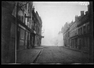 Chauny (Dep. Aisne, Frankreich): Rauch am Ende einer Ortsstraße mit beobachtenden Soldaten an den Hauswänden ("'Siegried' - Sprengung von Chauny, Februar 1917")