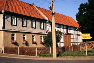 Südfassade Nr. 42: Wohnhaus mit Vorgarten, Asbestschindeln, Vorgarten