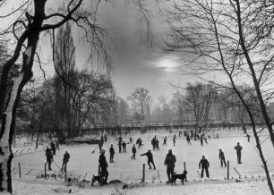 Hamburg-Hamm. Winter 1957. Freizeitvergnügen auf einer Eisbahn im öffentlichen Hammer Park