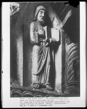 Chorschranke mit den Statuen der 12 Apostel — Apostel