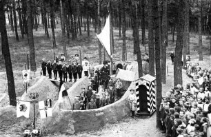Kinder aus dem Kindererholungsheim Sadowa bei militärischen Spielen im Wald