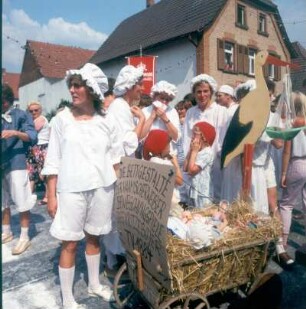 Großkrotzenburg. Teilnehmerinnen des Festumzuges mit Leiterwagen beim Straßenfest