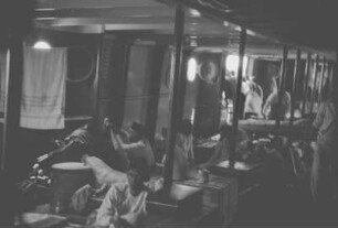 Zwischendeck : Blick unter Deck. Passagiere in ihrer Kajüte
