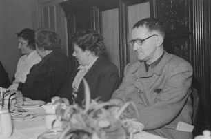 Abschiedsfeier für eine jüdische Schauspielerin im Berliner Künstlerclub Möwe : Bertolt Brecht, Annemarie Hase (2.v.r.) und Amy Frank (3.v.r.) mit einer jüdischen Schauspielerin