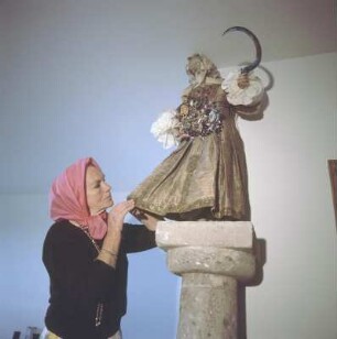Bernau am Chiemsee,Hittenkirchen. Elisabeth Flickenschildt mit einer Darstellung der Heiligen Notburga