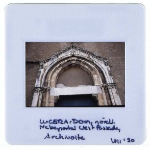 Lucera, Kathedrale : Detailansicht Archivolte Nebenportal Westfassade