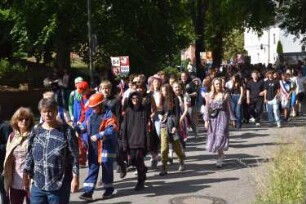 Bad Oldesloe: Kindervogelschießen: Am Bürgerpark Blickrichtung Südwesten: Einzug auf den Exer: Festumzug Theodor-Storm-Schule Klassen 6d und 7a: Schüler teilweise Kostümiert: 13. Juli 2023