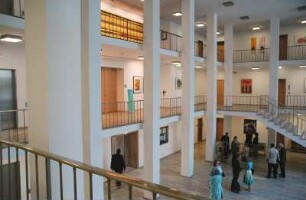 Neuer Sächsischer Landtag, Bibliothekskonzeption für das Bildungsland Sachsen : Vorstellung der "Bibliothekskonzeption für das Bildungsland Sachsen" im Sächsischen Landtag, 8. Mai 2008. Konzeption Prof. Dr. Thomas Bürger, Generaldirektor Sächsische Landesbibliothek – Staats- und Universitätsbibliothek Dresden (SLUB). Eingangsfoyer im Altbau