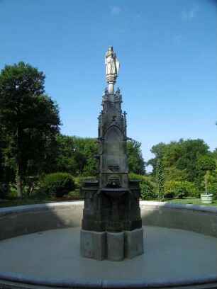 Potsdam: Park Babelsberg mit Städtebrunnen vor dem Schloß