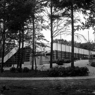 Hallenbad [später Travebad-Schwimmhalle]: Konrad-Adenauer-Ring: davor Grünanlage mit Wegen