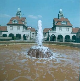 Bad Nauheim. Sprudelhof mit Badehäusern. Vordergrund Ernst-Ludwig-Sprudel