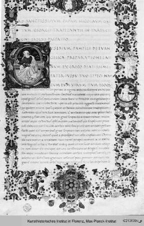 Buchseite mit Randbordüre, Textfeld und historisierte Initiale E mit der Darstellung des Eusebius Caesariensis - De evangelica preperatione
