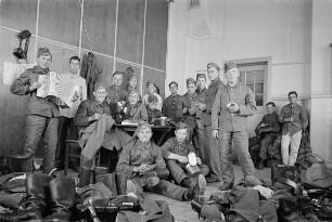 Zweiter Weltkrieg. Niederlande unter deutscher Besatzung. Wehrmachtsangehörige in einer Unterkunft, vielleicht einer Turnhalle (wohl bei Den Haag). Ansicht mit Akkordeonspieler