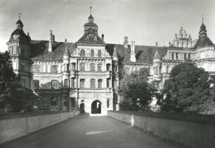 Güstrow, Franz-Parr-Platz 1. Schloß Güstrow (1558/1570; F. Parr). Westfassade mit Portalvorbau und Hauptzugang