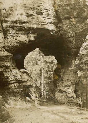 Elbsandsteingebirge. Nordböhmen. Tyssaer Wände (Tyské steny). Landkarte von Afrika (Verwitterungshöhle im Kreidesandstein (Unterturon)). Rechts sanduhrförmiger Pfeiler
