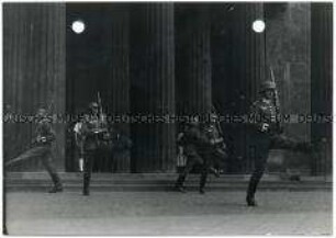 Berlin, Ehrenmal, Ablösung der Wache