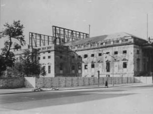 Berlin, Deutsche Staatsoper (mit Kriegsschäden). Georg Wenceslaus von Knobelsdorff, Carl Gotthard Langhans