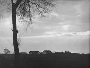 Abenddämmerung : Abenddämmerung über einem ungarischen Dorf.