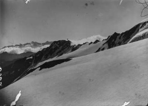Berggipfel : Blick über den Berggrat des Feuerstein (ca. 3268m) in Richtung des Zillertales.