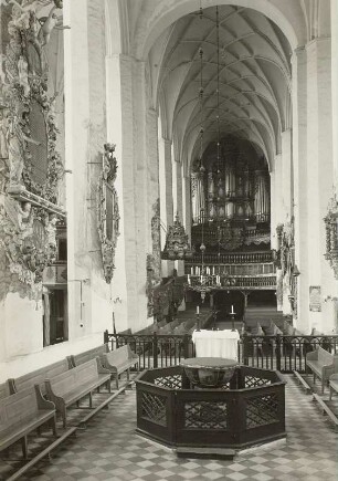 Luckau, Stadtkirche St. Nikolai. Inneres mit Taufe, Kanzel und Orgel