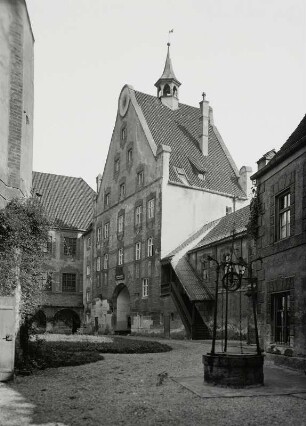 Landshut, Burg Trausnitz : Landshut. Burg Trausnitz. Innerer Burghof (Damenstock und Torhaus) mit Brunnen