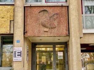 Kreisverwaltung Stormarn: Mewesstraße 22-24 (Gebäude E): Eingang mit Relief (Stormarnschwan) von Ferdinand Mathiszig