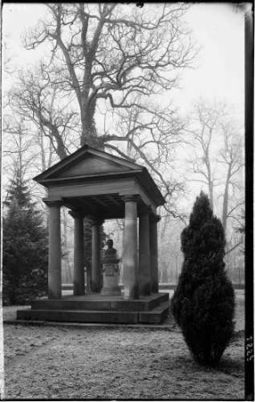 Karlsruhe Schlossgarten Donisches Tempelchen mit Büste von Großherzog Carl Friedrich von Baden
