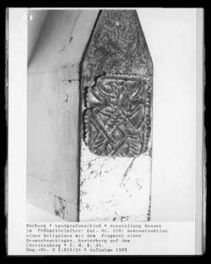 Rekonstruktion eines Reliquiars mit dem Fragment eines Bronzebeschlages