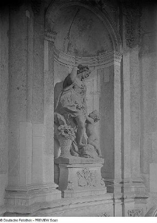 Venus Anadyomene : Venus Anadyomene aus dem Schloßpark Wiederau. Sandstein; H. ca. 180 cm (1724; B. Permoser). Dresden: Zwinger, Kronentor