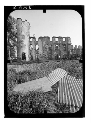 Dargun. Schloßruine (Zerstörung 1945). Teilansicht mit Eckturm