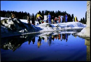 Feldberg: überschwemmte Straße und Skifahrer