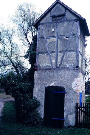 alter Trafoturm mit Fachwerk, wird heute nicht mehr genutzt