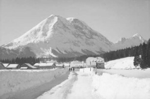 Leutasch-Gasse: Straße nach Kirchplatztl, mit Hoher Munde 2594 m