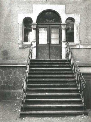 Dresden-Trachau, Böttgerstraße 11. 56. Mittelschule (Alte Schule, 1897/1899). Treppenaufgang und Portal am Verbindungsbau zur Turnhalle