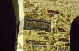 Torhaus: Inschrift am Torbogen rechts