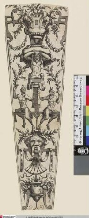 [Groteske mit zwei Satyren in der Mitte, darüber eine männliche Halbfigur mit Kissen auf dem Kopf, darüber eine mit Obst gefüllte Vase; Sheath. A grotesque mask supporting two satyrs sitting on a crossbar with their backs to each other]