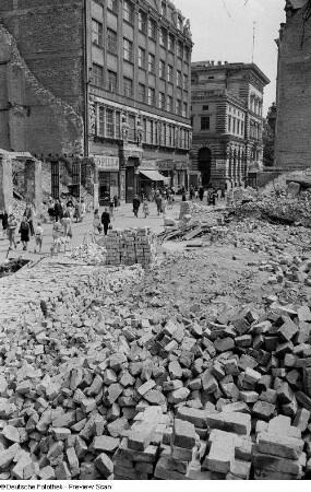Von Ruinen gesäumte Petersstraße mit Passanten