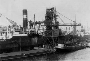 Bremen. Im Freihafen II. Kohlen werden übernommen : Bremen. Im Freihafen II. Ein Dampfschiff übernimmt Kohlen