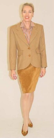 Jacke mit Rückengurt, Lederrock und Streifenbluse