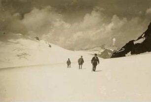 Österreich. Ötztaler Alpen. Bergsteiger beim Überschreiten des Gepatschferners