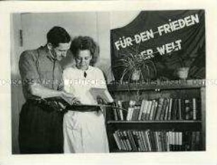 Bibliothek im Nachtsanatorium des Stahl- und Walzwerkes Riesa