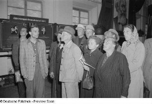 Ausstellungsbesucher während einer Führung