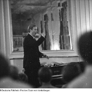 Knabenchor Dresden. Probe unter Chorleiter Manfred Winter in der EOS (Gymnasium) "Romain Rolland", 1973.12. & Probe mit den Solisten des Knabenchores Dresden, am Flügel Chorleiter Manfred Winter