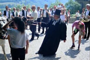 Rosenfest Dornburg: Detail des Umzuges: Pastor zieht störrisches Pferd