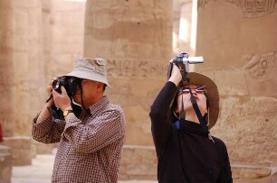 Karnak. Japanische Touristen filmen und fotografieren im Säulensaal des Amun-Tempels