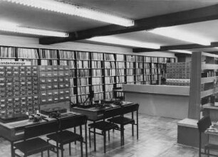 Dresden-Neustadt, Stauffenbergallee 9 (ehemalige Garnisonskirche). Sächsische Landesbibliothek, Außenstelle Phonothek, 1. Obergeschoß. Benutzungsbereich Tonträger mit Ausleihtheke, Zettelkatalogen, Schallplatten- und Bücherregalen sowie Abhörtischen